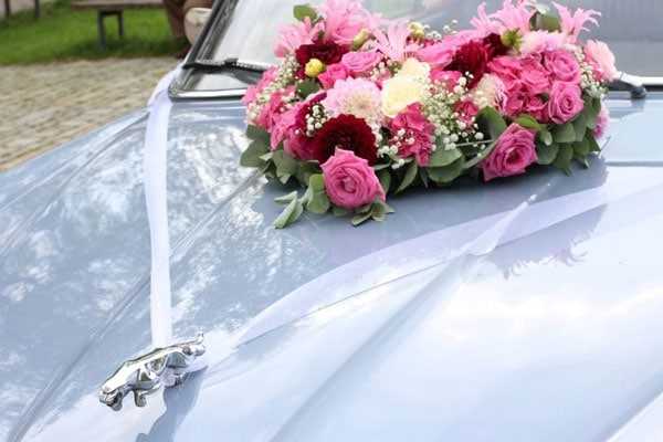 Faire tenir un bouquet de fleurs sur la voiture de mariage